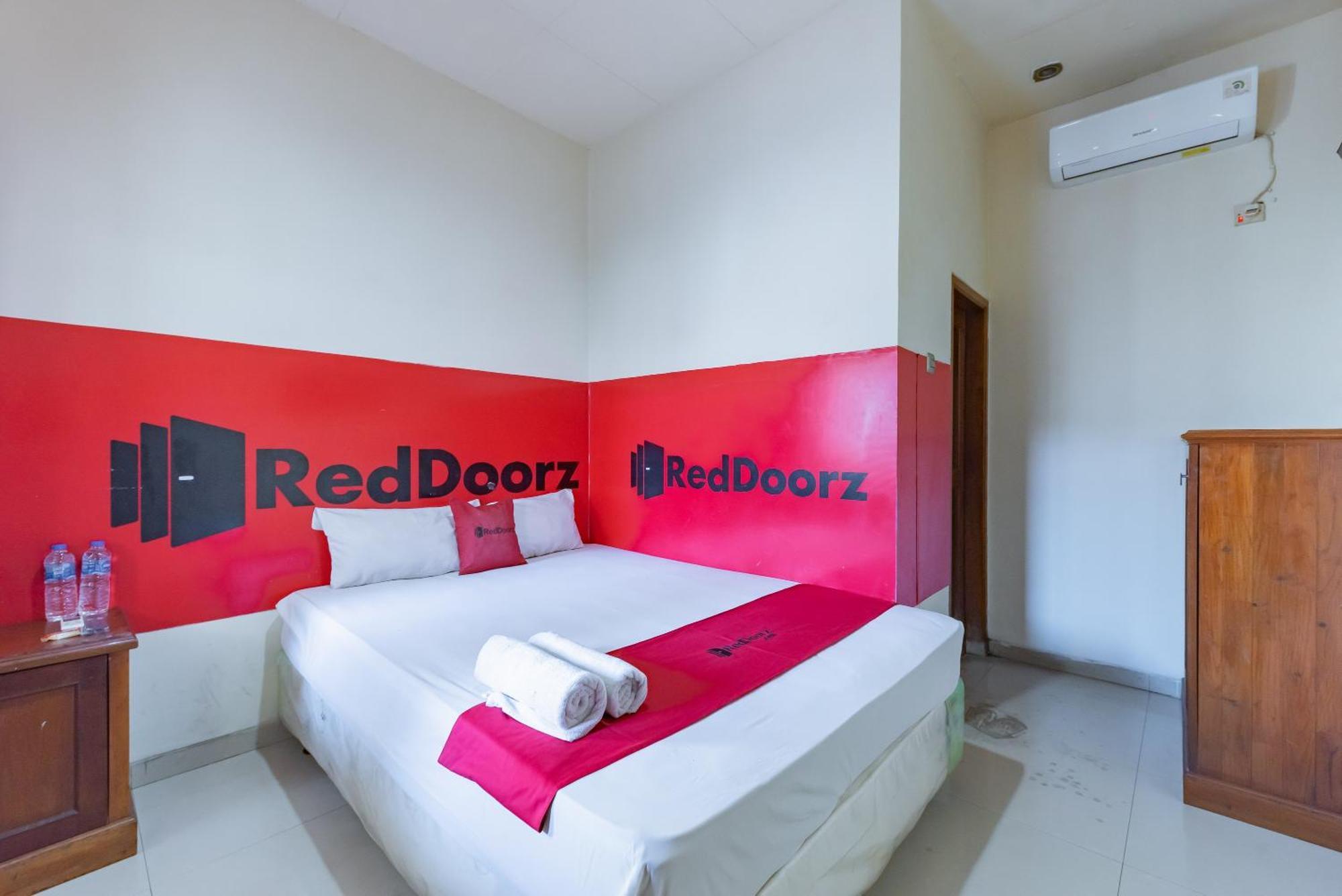 Reddoorz Near Pasar Pagi 2 By Cassana Hotell Cirebon Exteriör bild