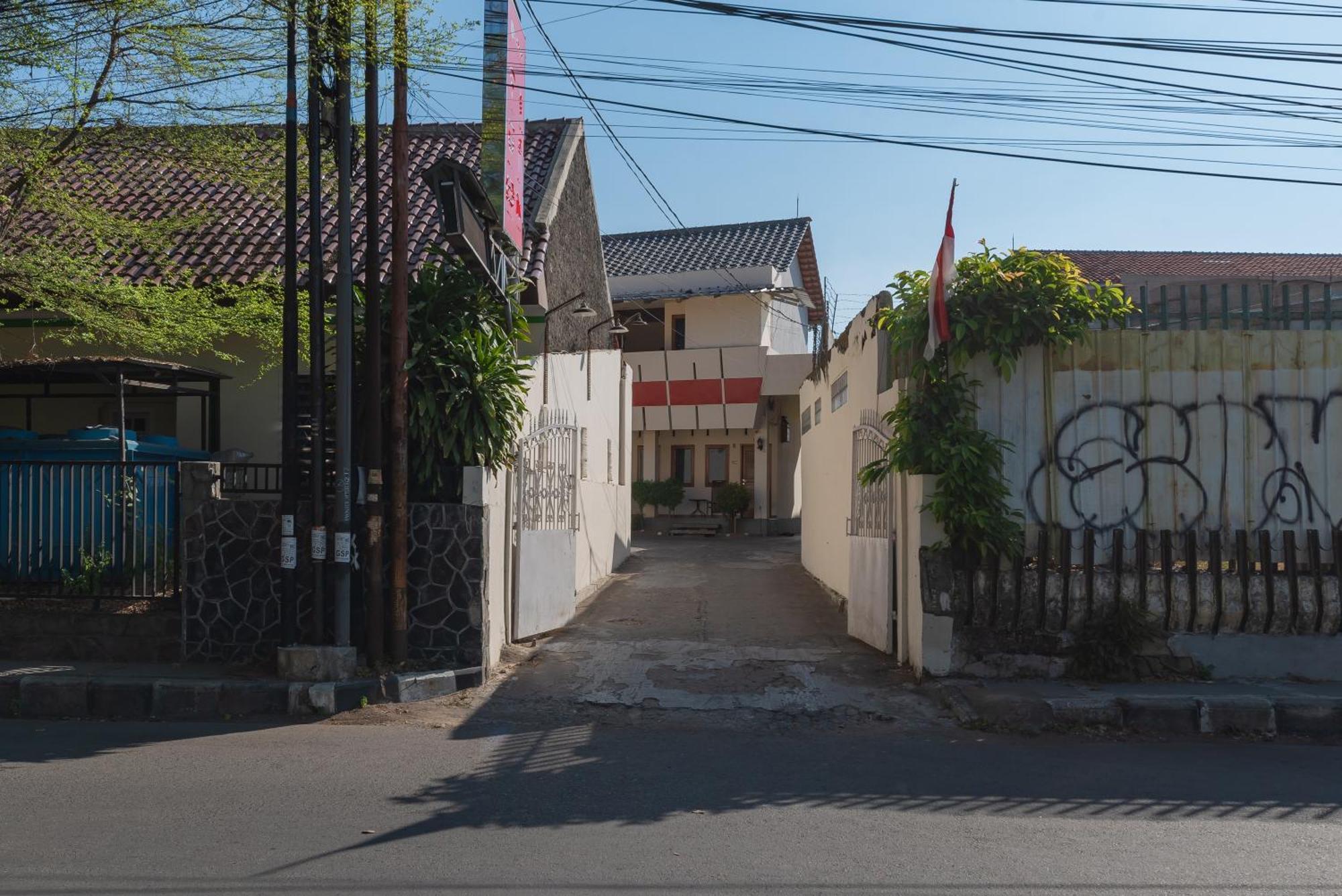 Reddoorz Near Pasar Pagi 2 By Cassana Hotell Cirebon Exteriör bild